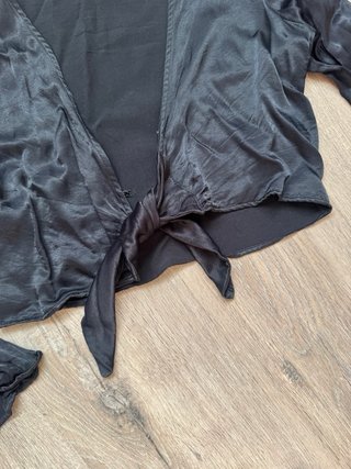 Blusa Bershka negra anudada manga larga