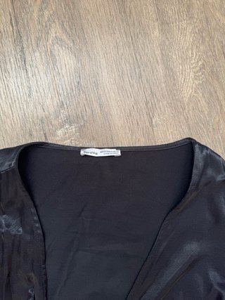 Blusa Bershka negra anudada manga larga