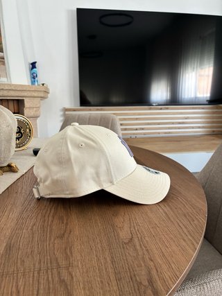 Gorra New Era NY 9FORTY Mujer – Color Beige con Lo
