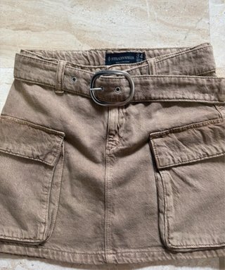 Falda Stradivarius marrón con cinturón