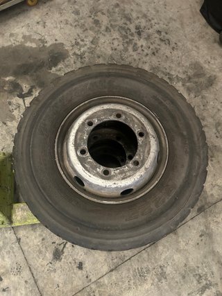 7 Llantas para Camión con gomas 265/70R17.5  20€pp