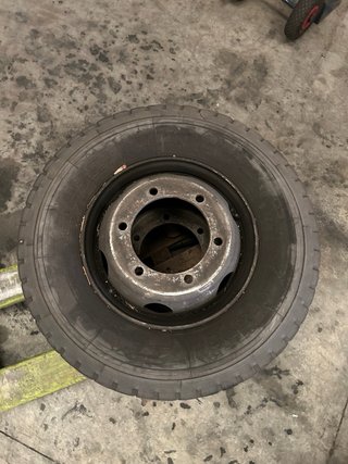 7 Llantas para Camión con gomas 265/70R17.5  20€pp