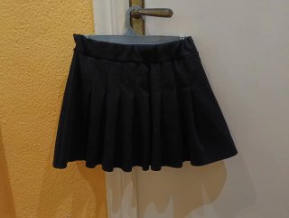 Falda corta negra de tablas