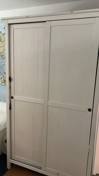 Armario blanco de madera con puertas correderas