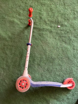 Patinete infantil 3 ruedas con luces. Niño