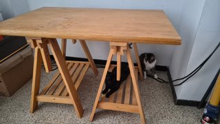 Mesa de madera con caballetes IKEA