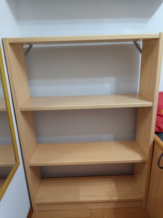 Estantería de madera clara