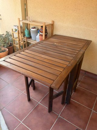 Mesa APPLARO Ikea  y sillas plegables Ikea.
