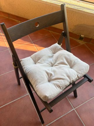 Mesa APPLARO Ikea  y sillas plegables Ikea.