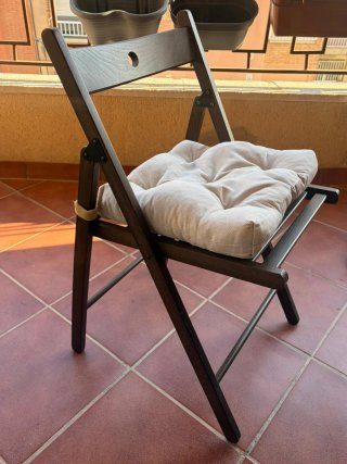 Mesa APPLARO Ikea  y sillas plegables Ikea.