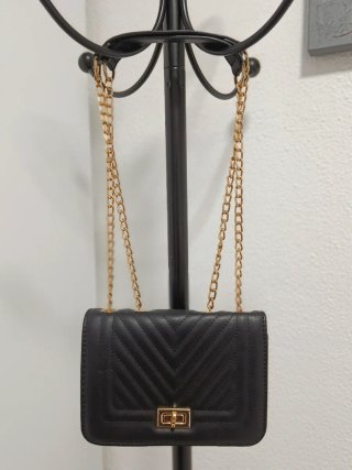 Bolso negro con cadena dorada
