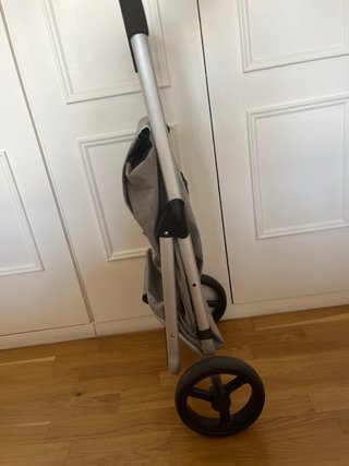 Carro de la compra gris y plateado