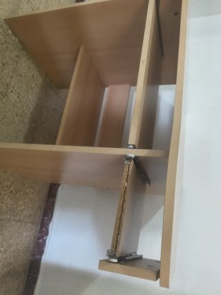 Mesa de escritorio de madera color beige