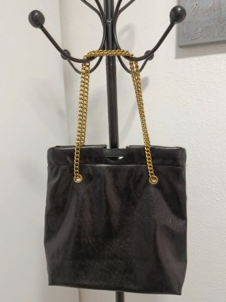 Bolso negro con cadena dorada