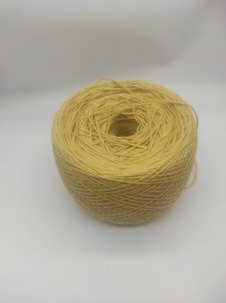 Gomitolo di cotone giallo