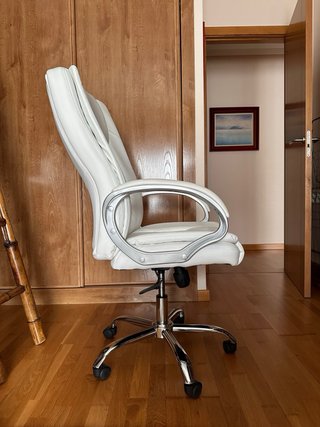 Silla de oficina blanca y plateada