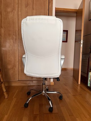 Silla de oficina blanca y plateada