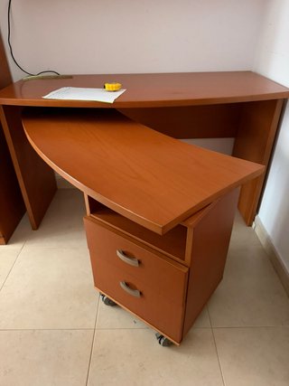 Escritorio de madera con cajonera
