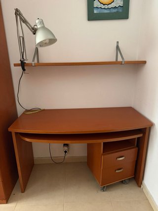 Escritorio de madera con cajonera