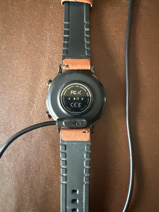 Smartwatch redondo. Correa símil cuero