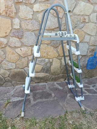 Escalera Piscina Metal y Plástico
