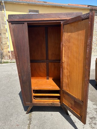 Muebles de habitación antiguos de madera