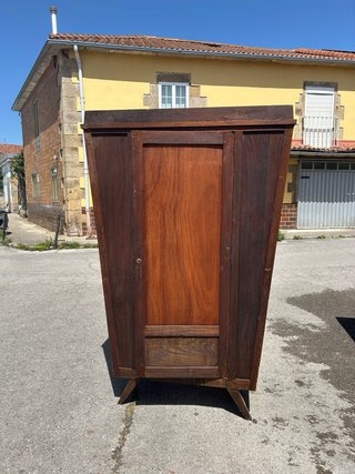 Muebles de habitación antiguos de madera