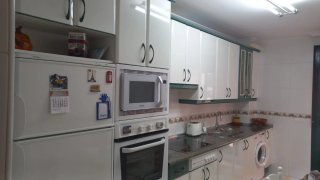 Muebles de cocina blancos y verdes