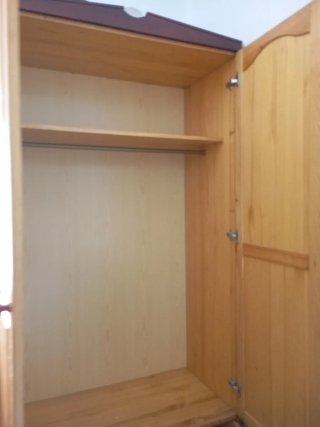 Armario de madera maciza