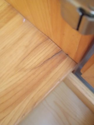 Armario de madera maciza