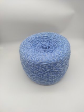 Gomitolo di lana azzurro screziato