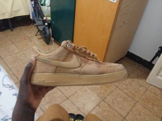 Zapatillas Nike Air Force 1 Low en color beige.