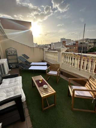 Pack jardín: 3 sillas, mesita y mesa madera