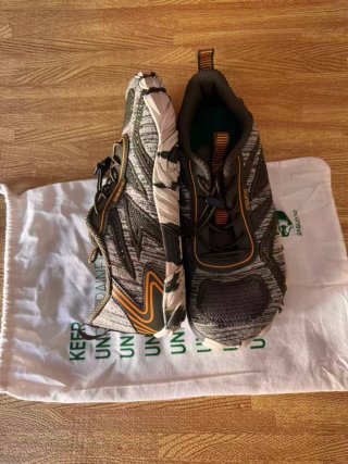 Zapatillas deportivas grises y verdes