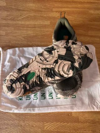 Zapatillas deportivas grises y verdes