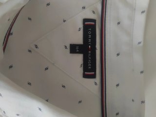 Camisa Tommy Hilfiger blanca con estampado.