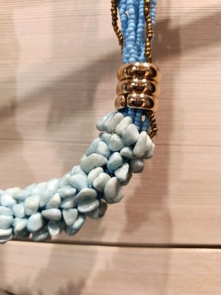 Collana perline blu e oro