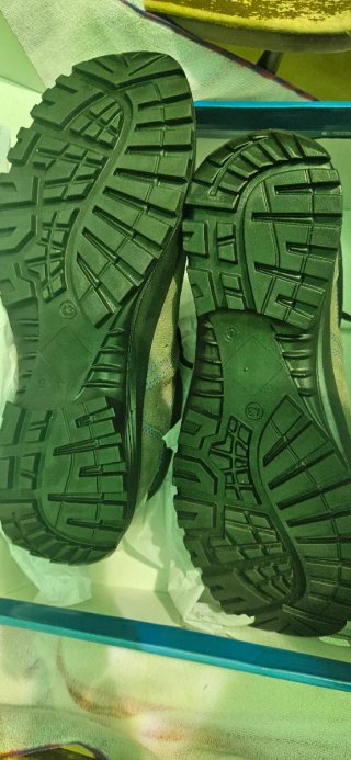 Botas de trabajo grises y negras