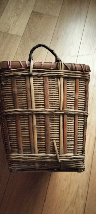 Antigua cesta de mimbre con asas.