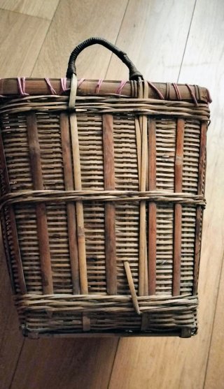 Antigua cesta de mimbre con asas.
