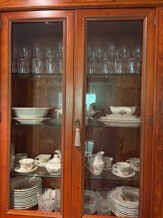 Mueble aparador con vajilla