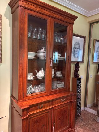 Mueble aparador con vajilla