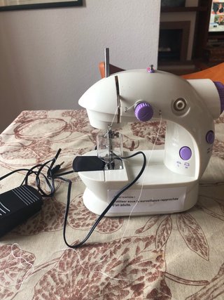Mini máquina de coser nueva con pedal