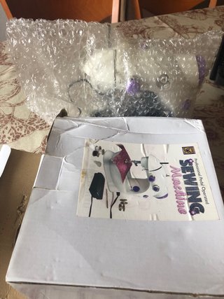 Mini máquina de coser nueva con pedal