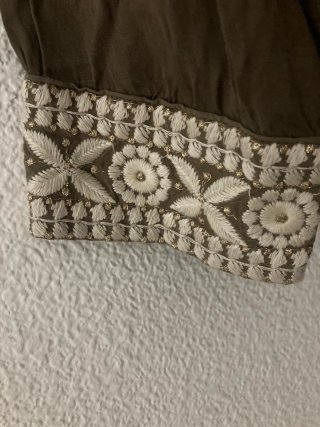 Blusa marrón con bordado