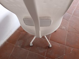 Silla de oficina ergonómica beige