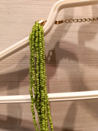Collana con perline verdi e oro