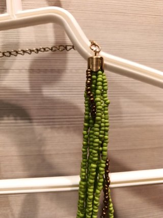 Collana con perline verdi e oro