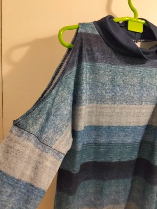 Camiseta de mujer con rayas azules y grises