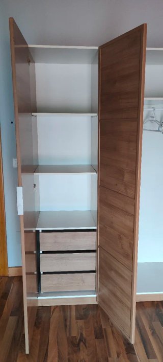 Armario de madera de tres puertas